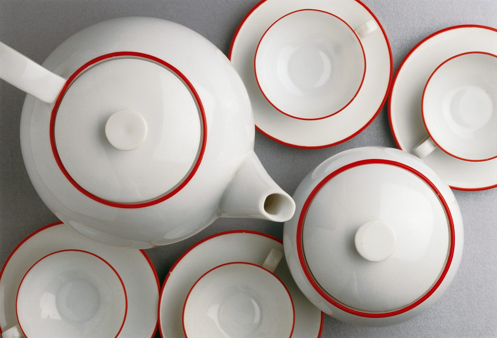 Čajový servis bílý porcelán s červeným proužkem