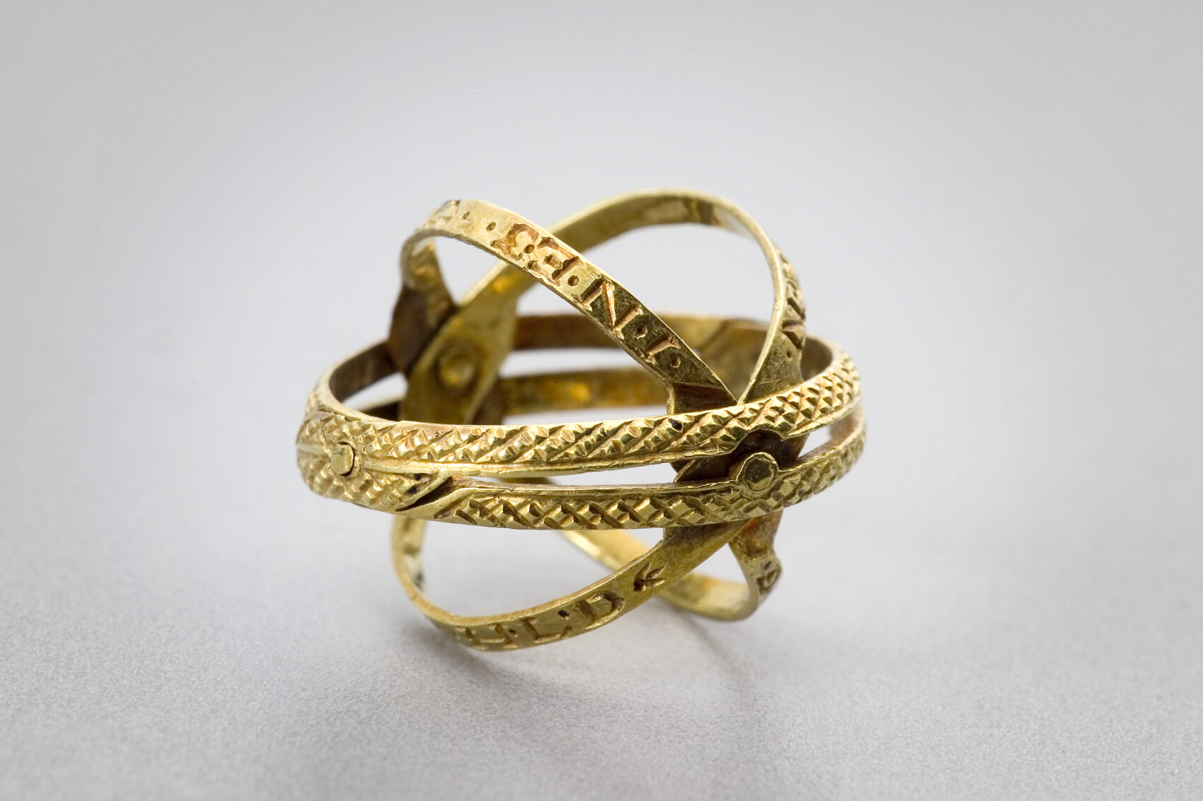 Rozkládací zlatý prsten ve tvaru sféry
