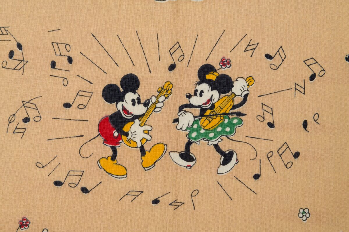 Látka potištěná obrázkem Mickey Mouse a Minnie, jak hrají na hudební nástroje