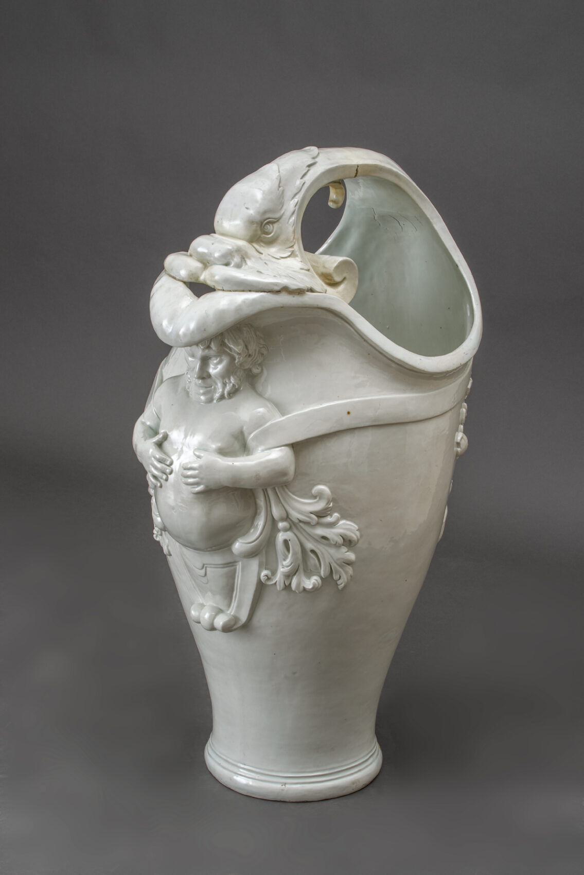 Váza s postavou a příšerou z bílého porcelánu