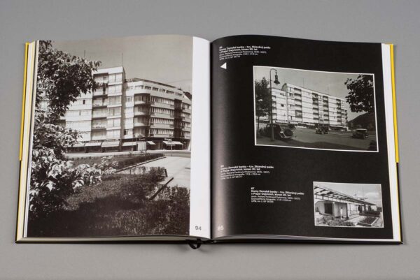 Rozevřená kniha se Sudkovými fotografiemi architektury
