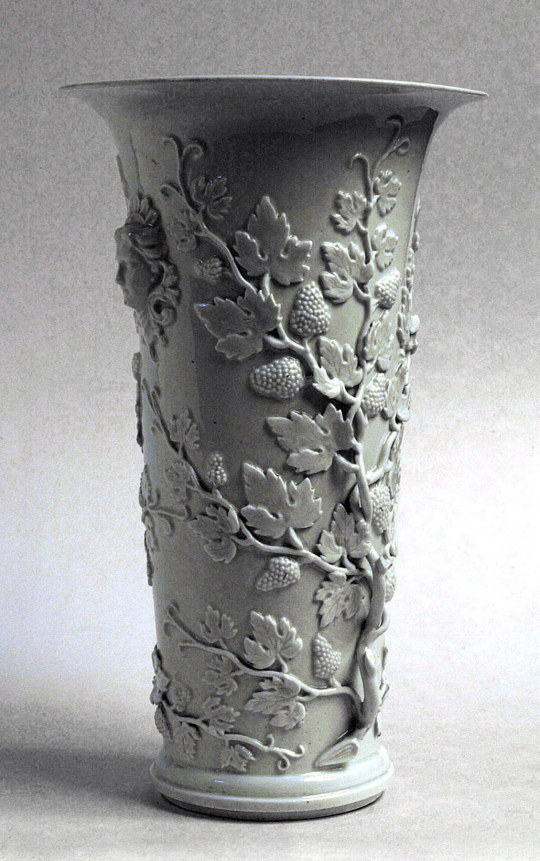 Váza z bílého porcelánu s reliéfním zdobením vinnou révou