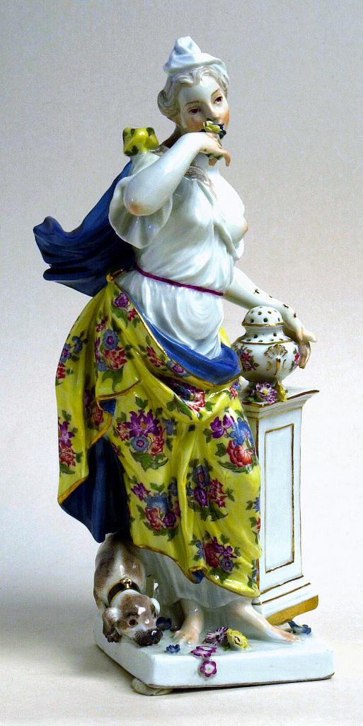 Porcelánová soška - pstava ženy čichající ke květině