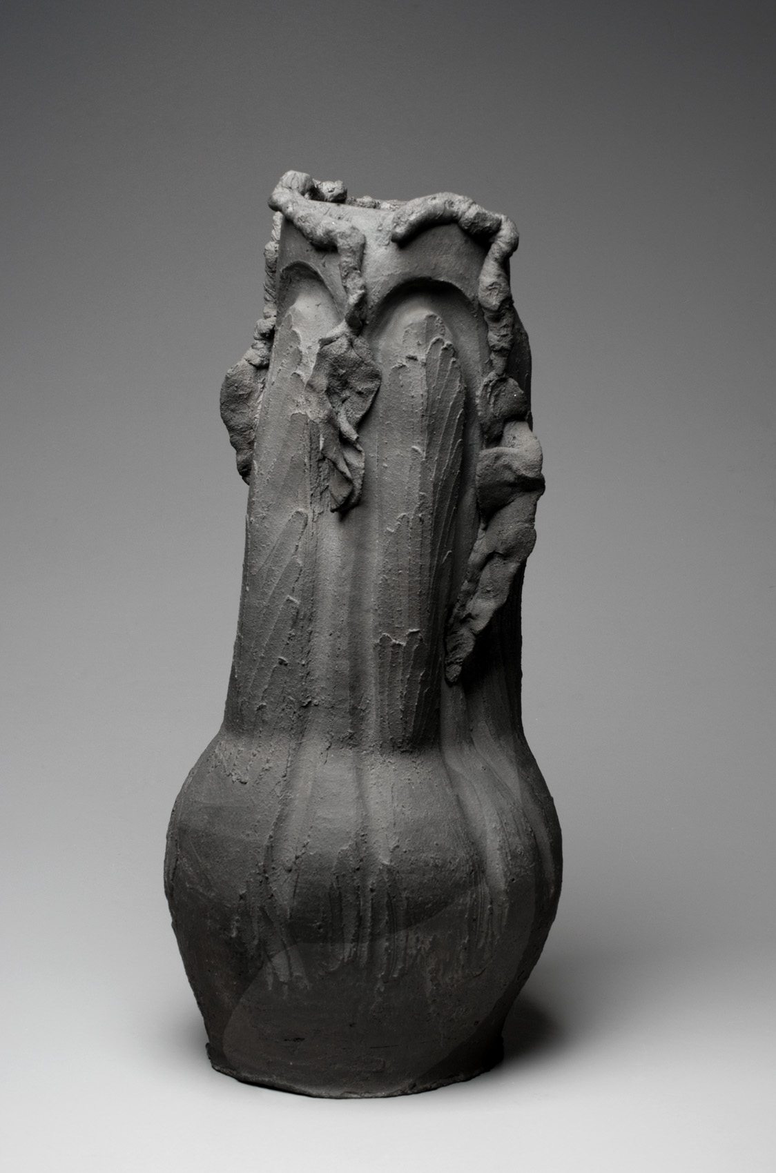 Váza ve tvaru plodu z pálené hlíny