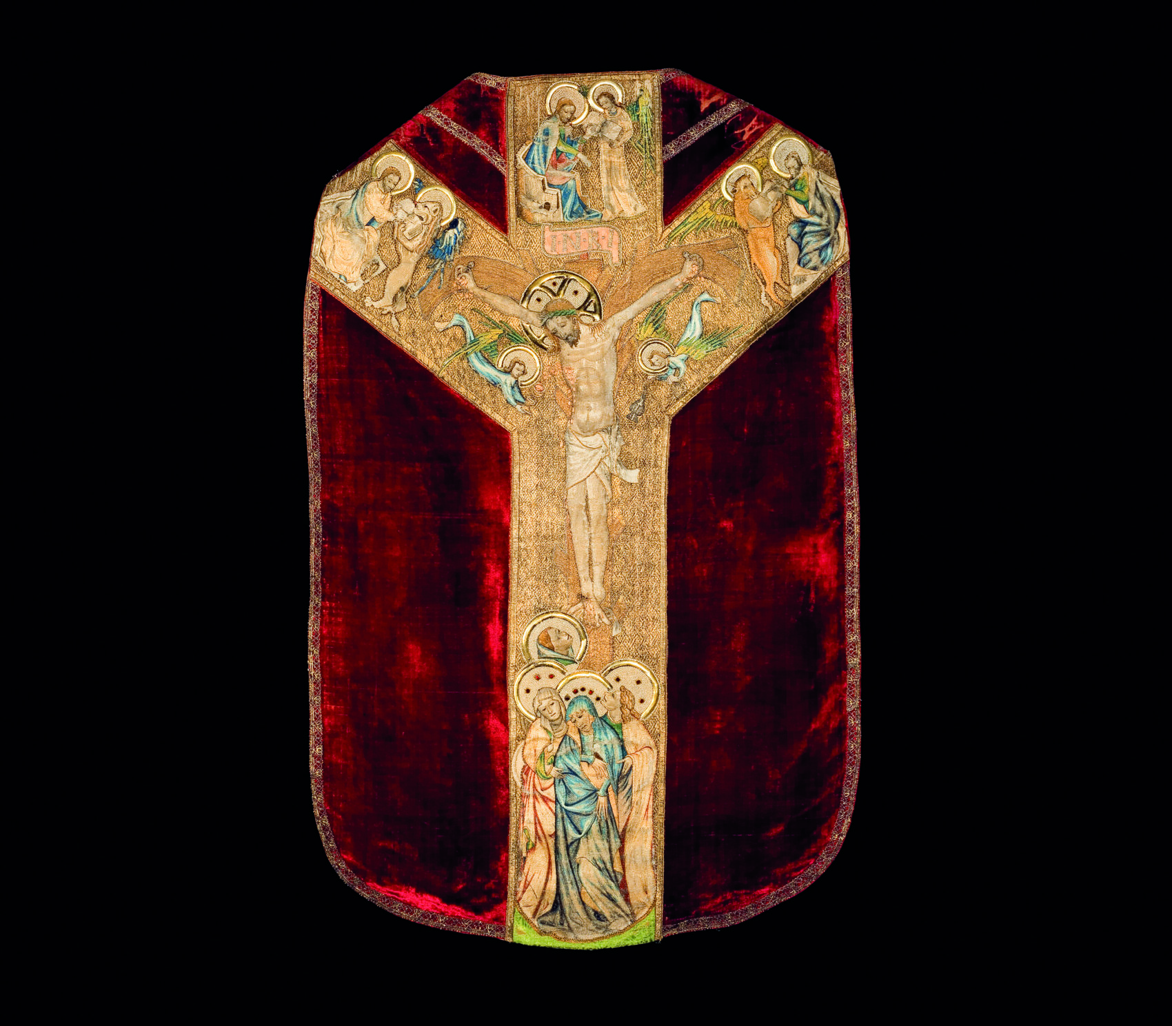Obřadní roucho z červeného sametu se zlatým křížem s podobiznou Ježíše Krista na kříži