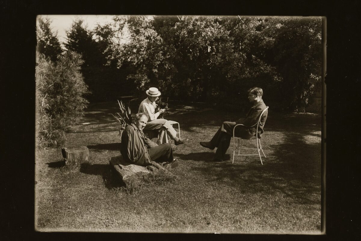 Josef Sudek, Otto Rothmayer a jeho syn Jan sedí v zahradě