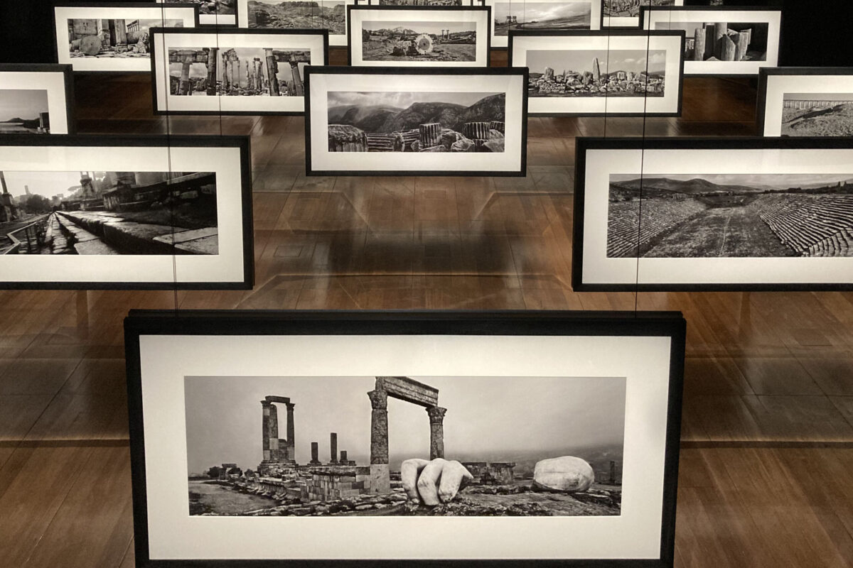 Fotografie Josefa Koudelky zarámované a opřené o zem