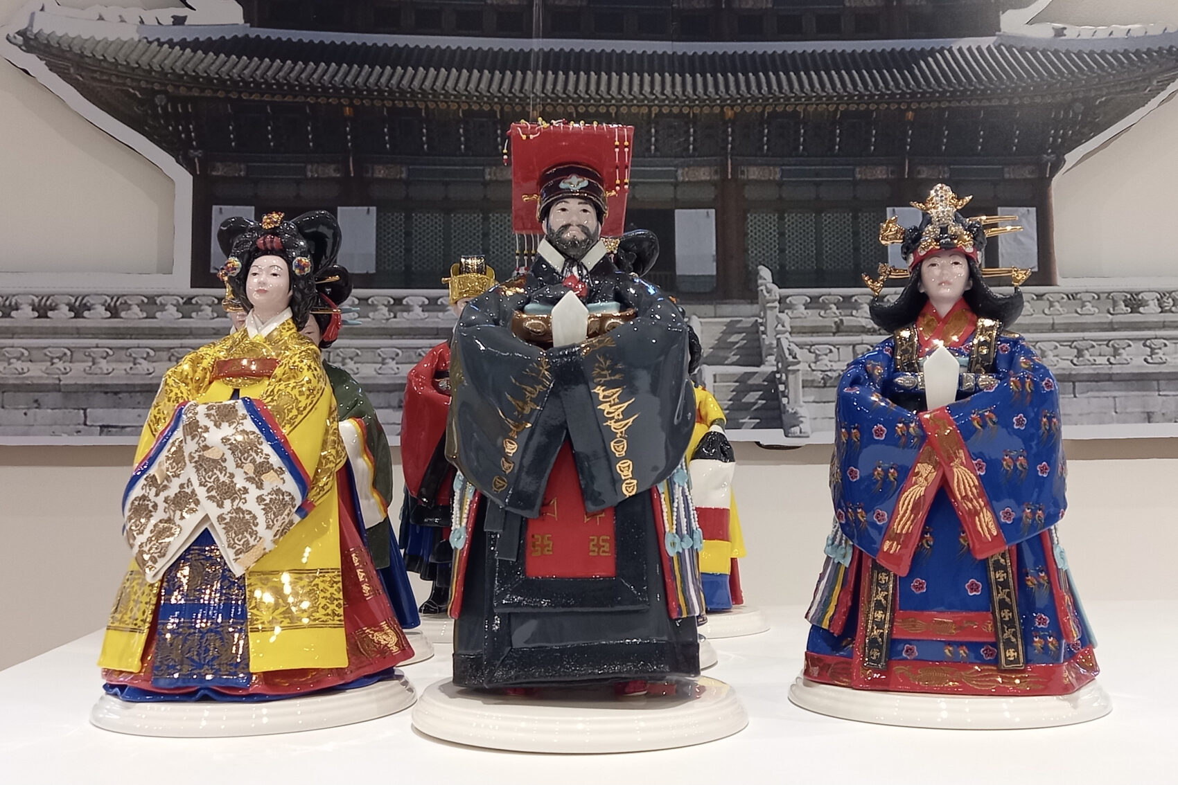 Malé porcelánové panenky v korejských krojích