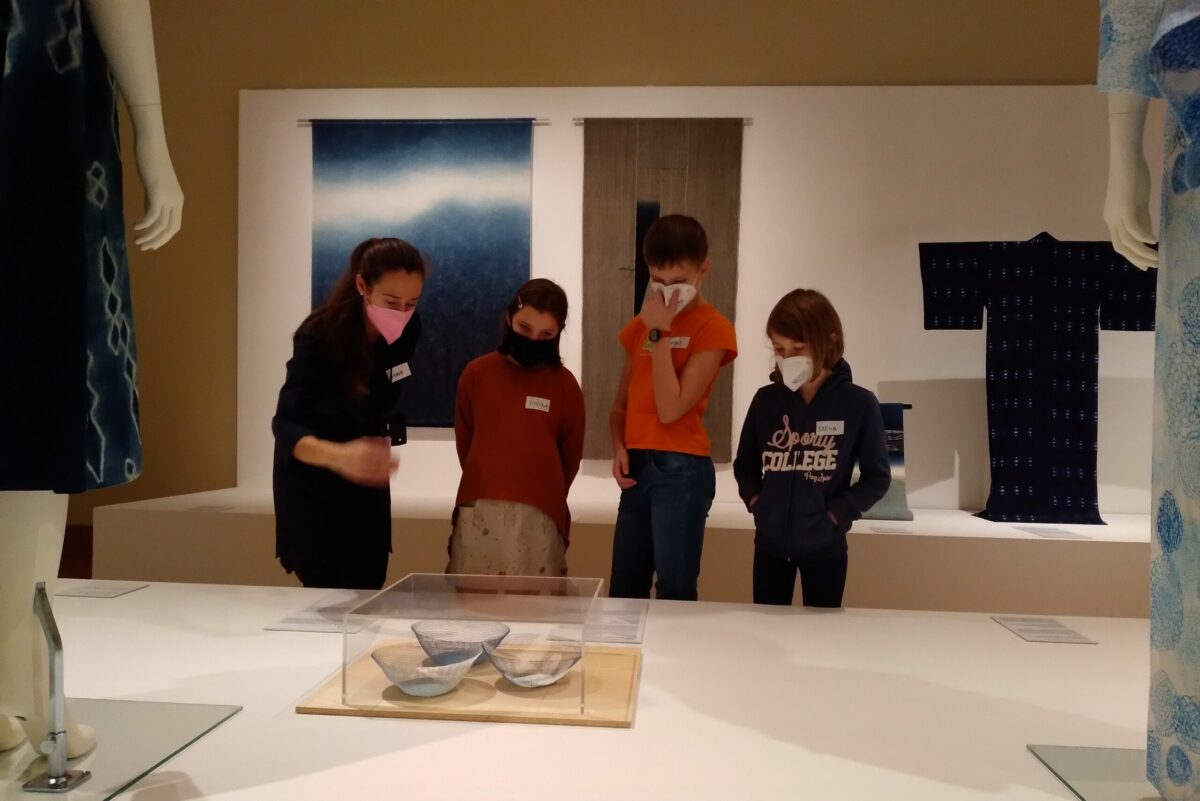 děti pozorují japonské misky barvené v indigu