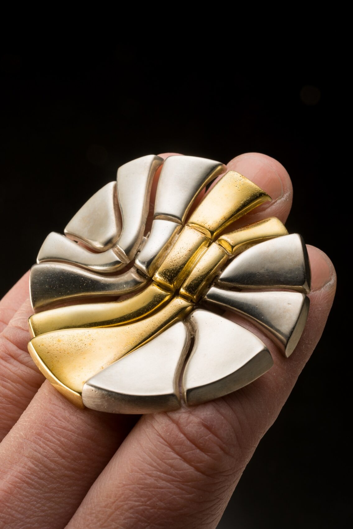 Prsten ve tvaru květu stříbro a zlacené stříbro