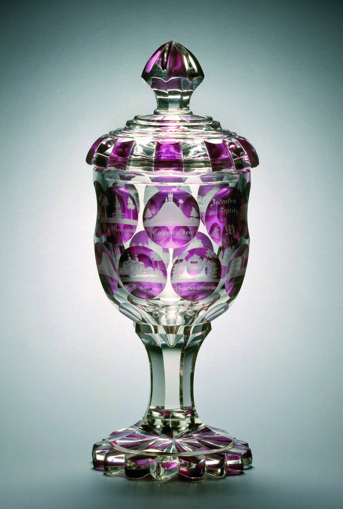 Průhledný pohár na nožce s víkem s fialovým dekorem