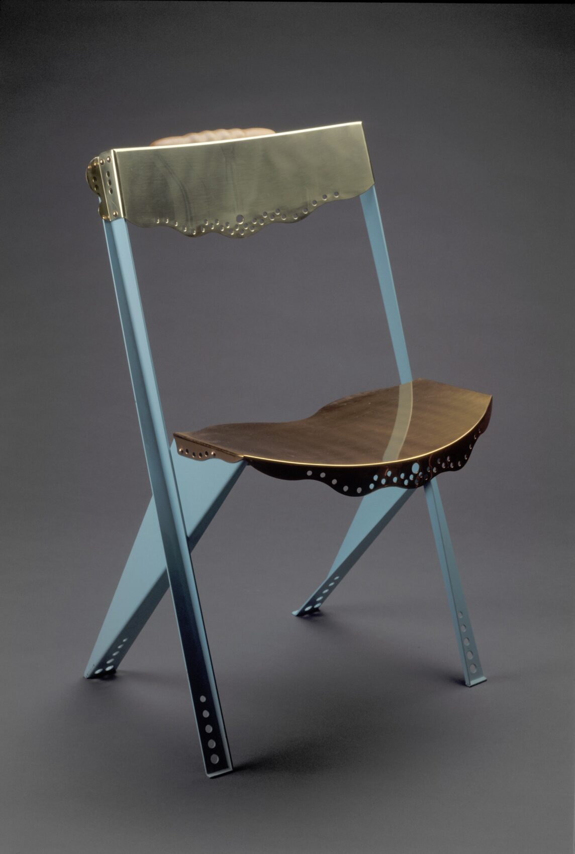 Židle z různých materiálů - mosaz, ocel, dřevo