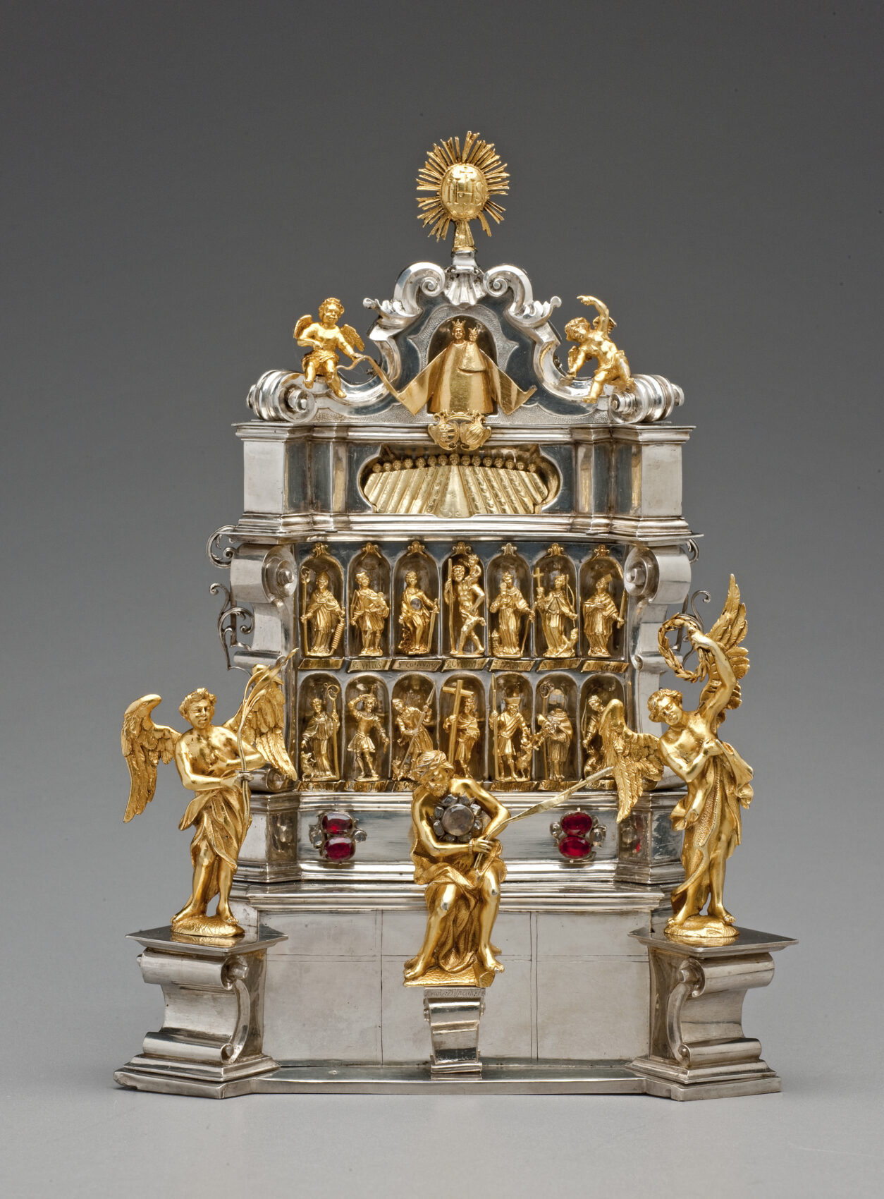 Zlatý a stříbrný oltářík s postavami 14 pomocníků a andělů