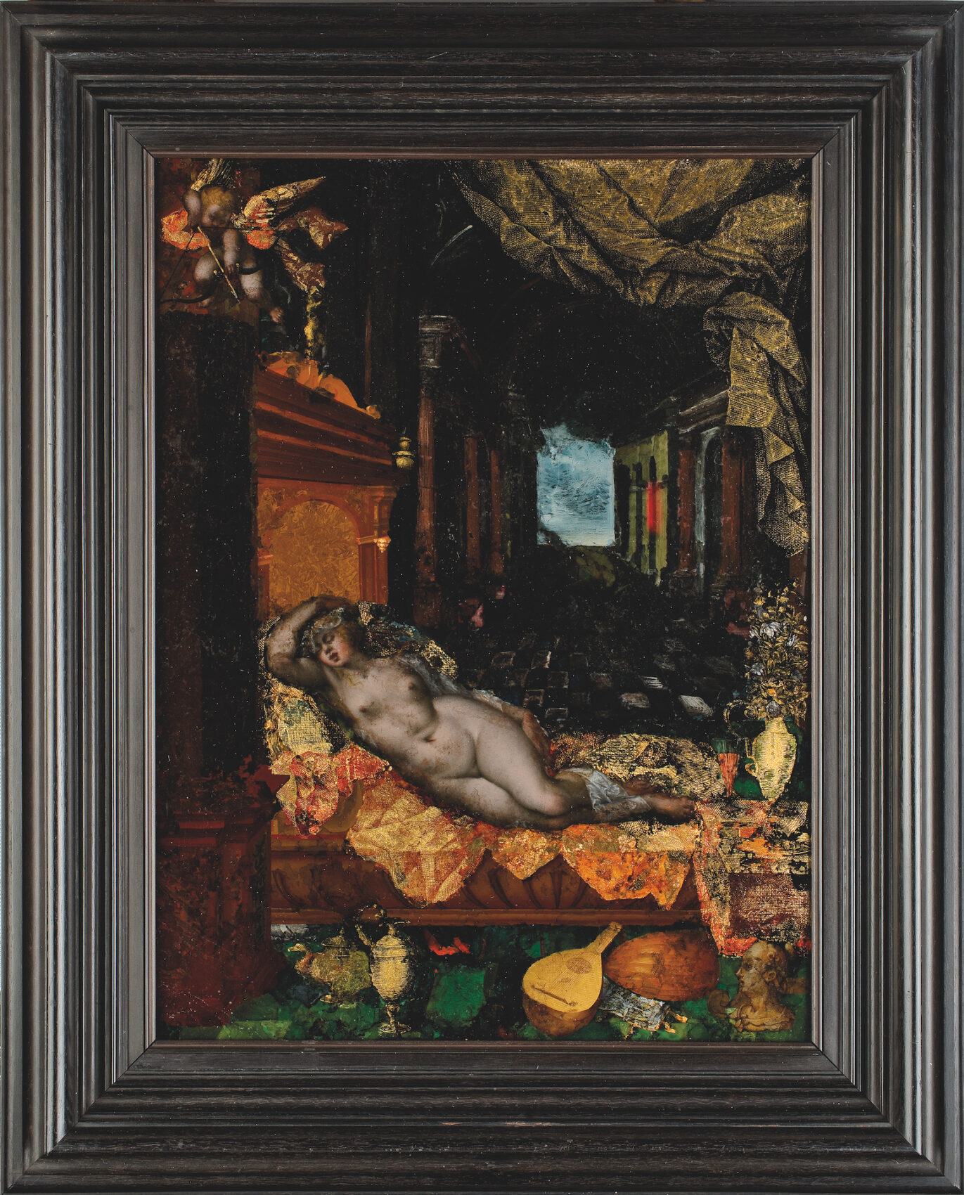 Podmalba na skle znázorňuje nahou ležící Venuši, nad ní Kupido míří šípem