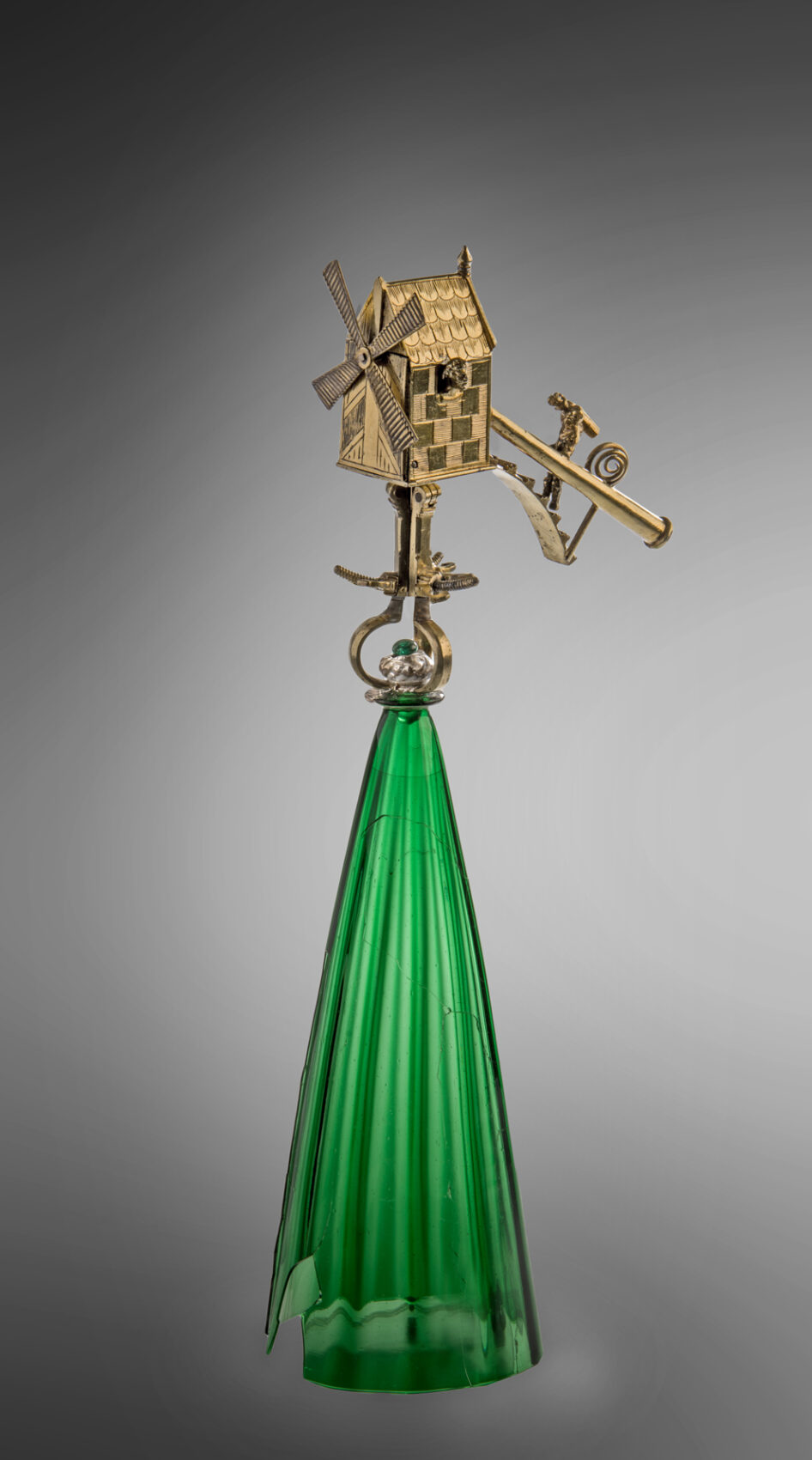 Obrácený zelený skleněný pohár s větrným mlýnkem
