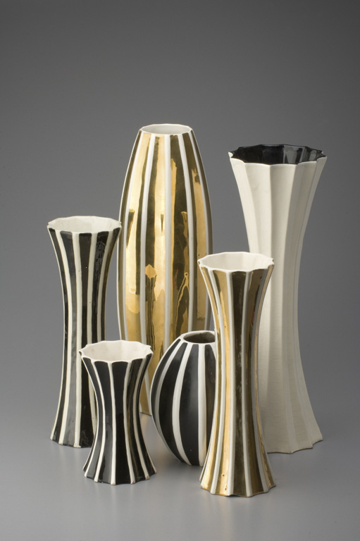 Konkávní a konvexní vázy bílo-černé, bílo-zlaté a bílé