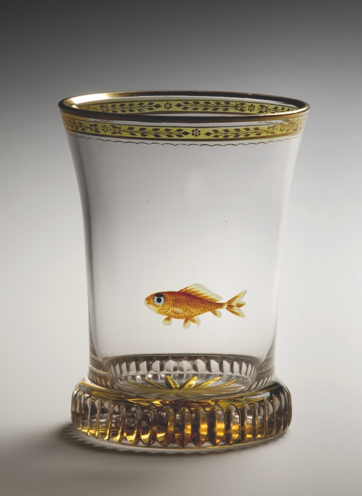 Průhledná číška se zlatým dekorem a malbou rybky