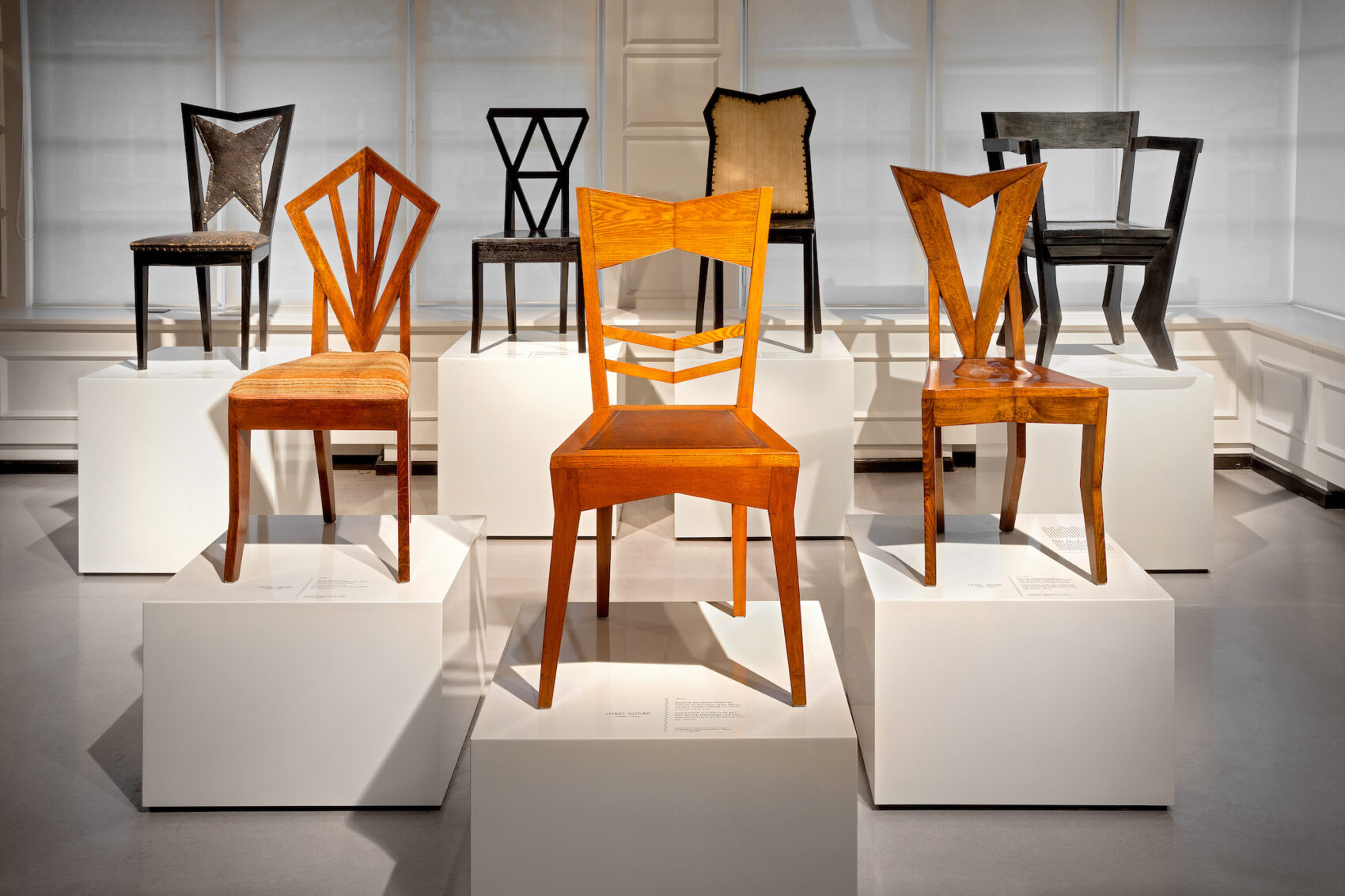 Pohled do expozice Český kubismus - židle
