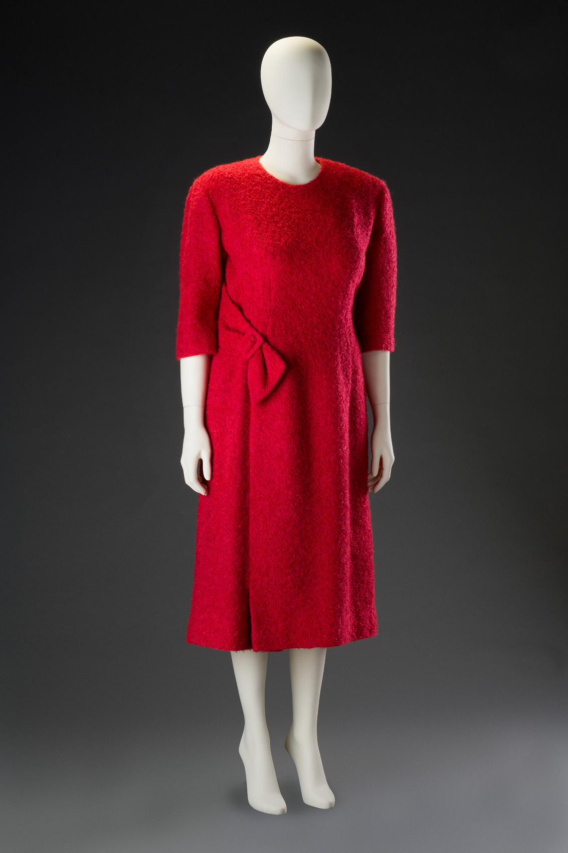 Červené pouzdrové šaty s tříčtvrtečními rukávy
