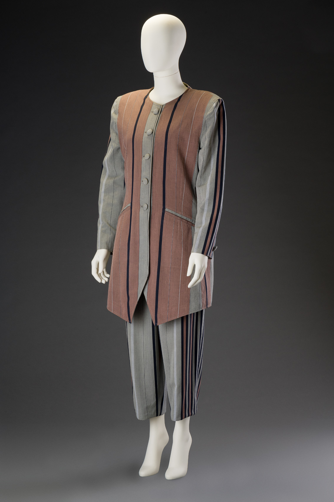 Kalhotový kostým s dlouhým sakem a kalhotami nad kotníky