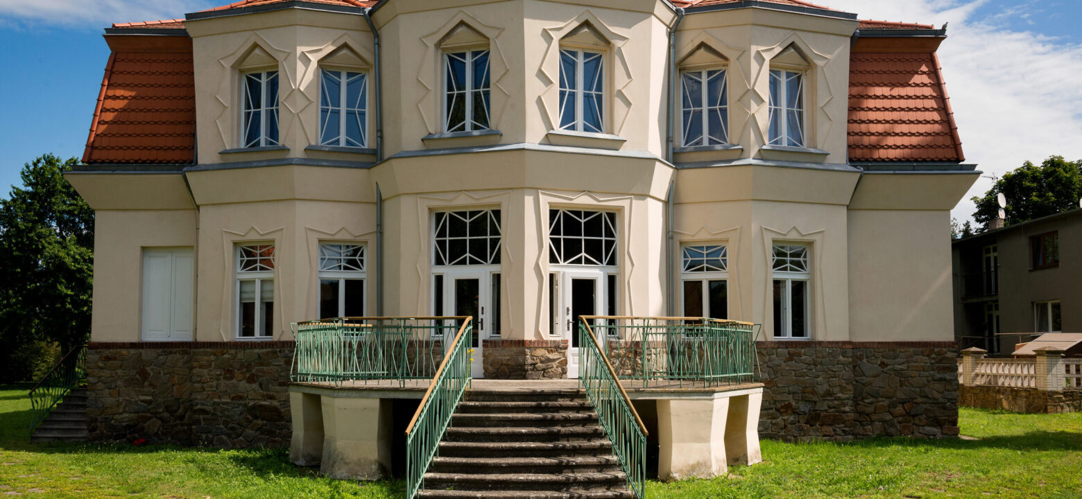 Vila se schodištěm v průčelí