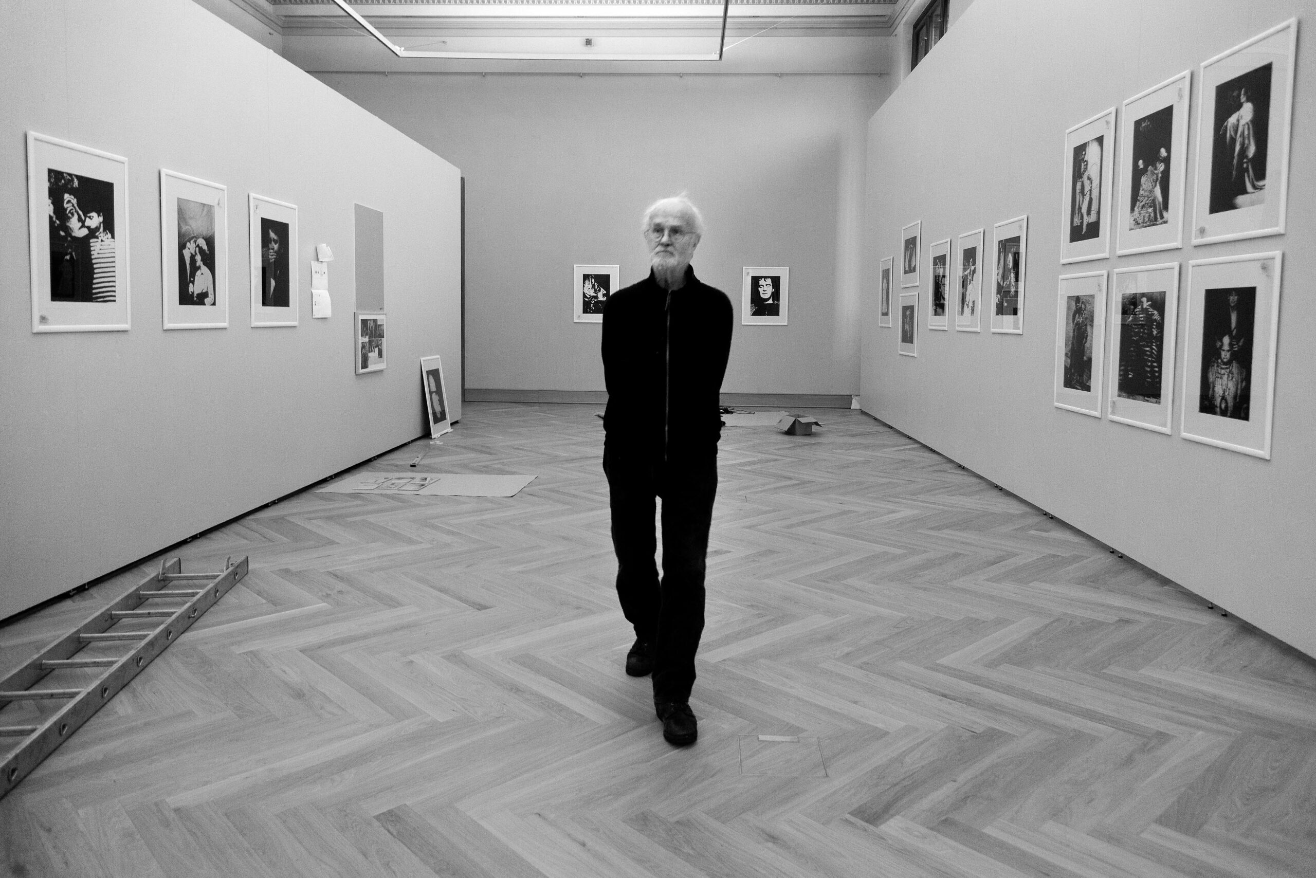 Josef Koudelka při přípravě výstavy Koudelka Návraty v roce 2018 v UPM