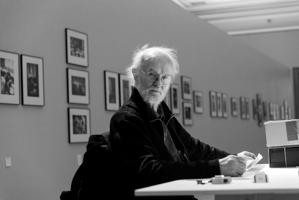 Josef Koudelka při přípravě výstavy Koudelka Návraty v roce 2018 v UPM