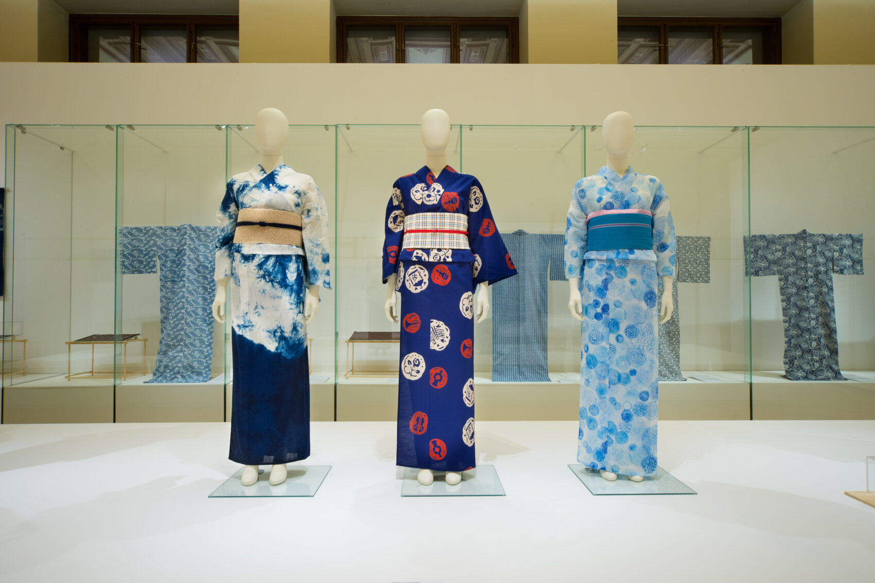 Japonské šaty a jukaty (letní kimona) na figurínách