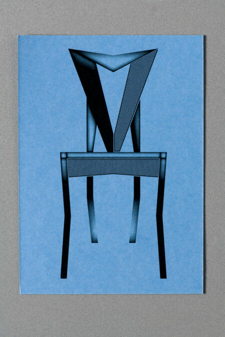Modrá pohlednice se židlí