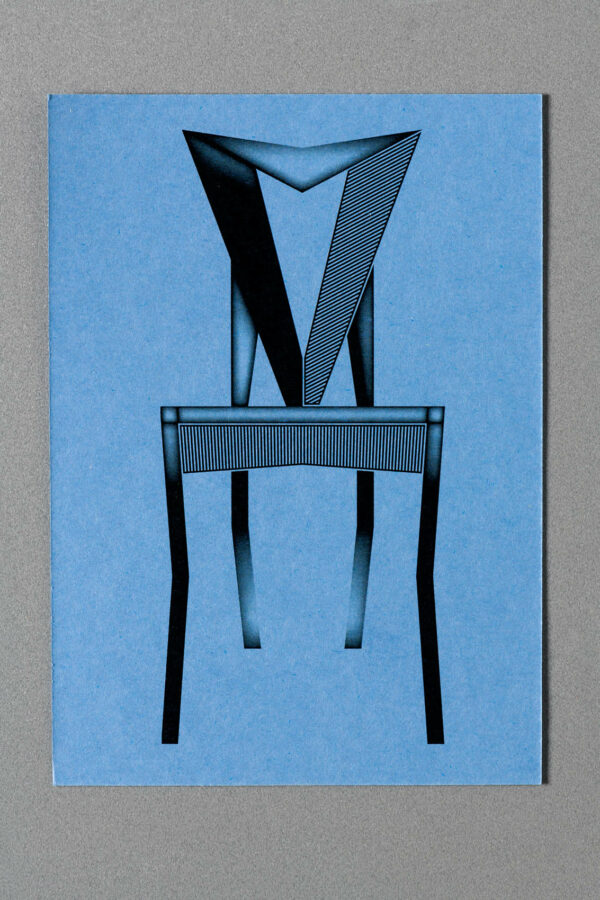 Modrá pohlednice se židlí