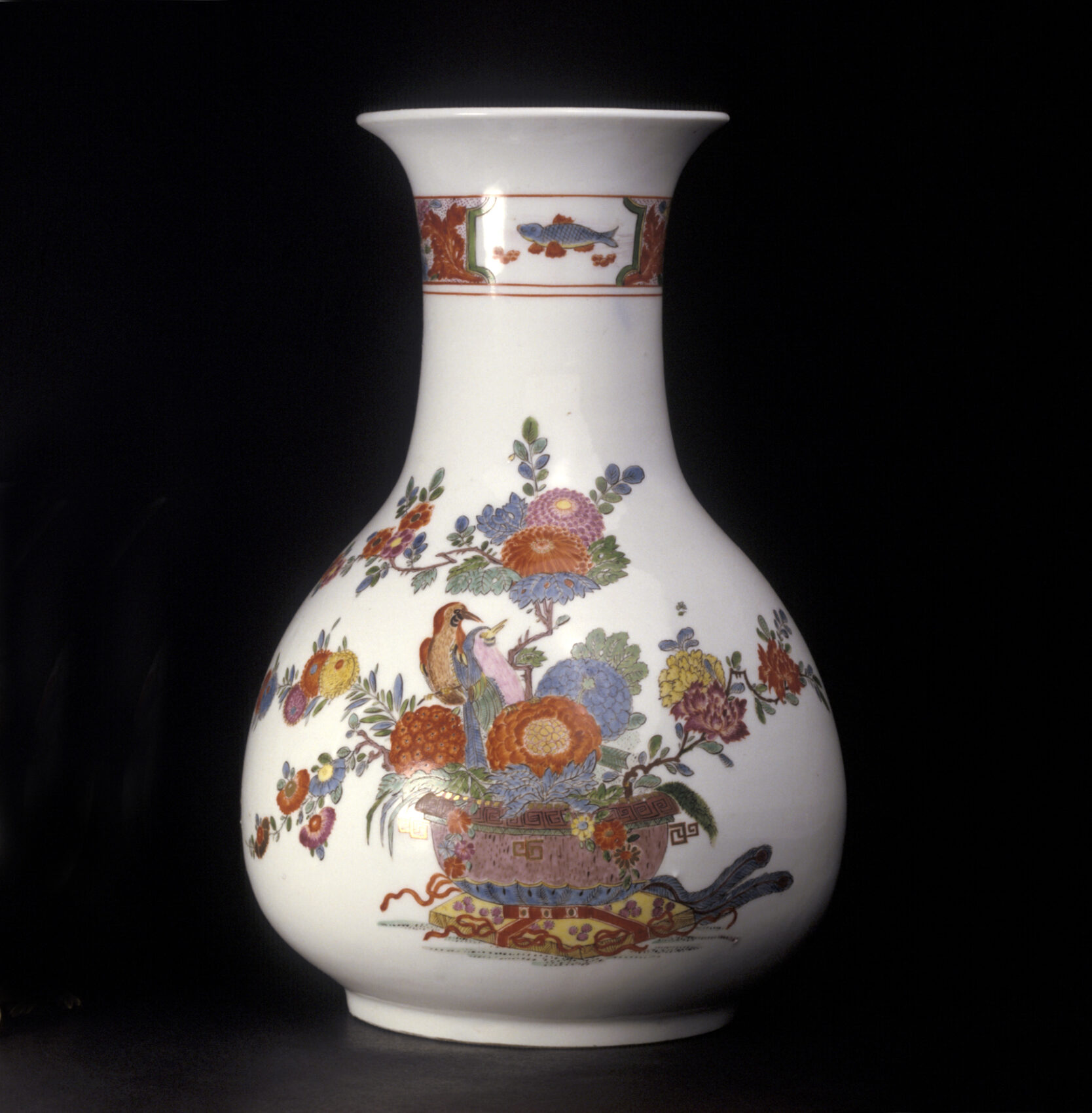 Velká porcelánová váza s malbou květů a ptáků