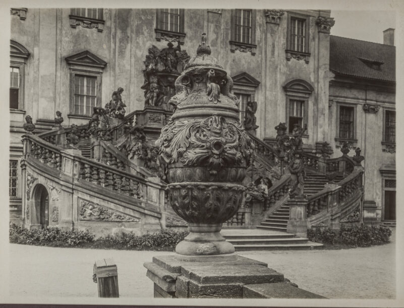 VÁZA. SYMBOL KULTURY A ŽIVOTA. KOMENTOVANÁ PROHLÍDKA S KURÁTOREM