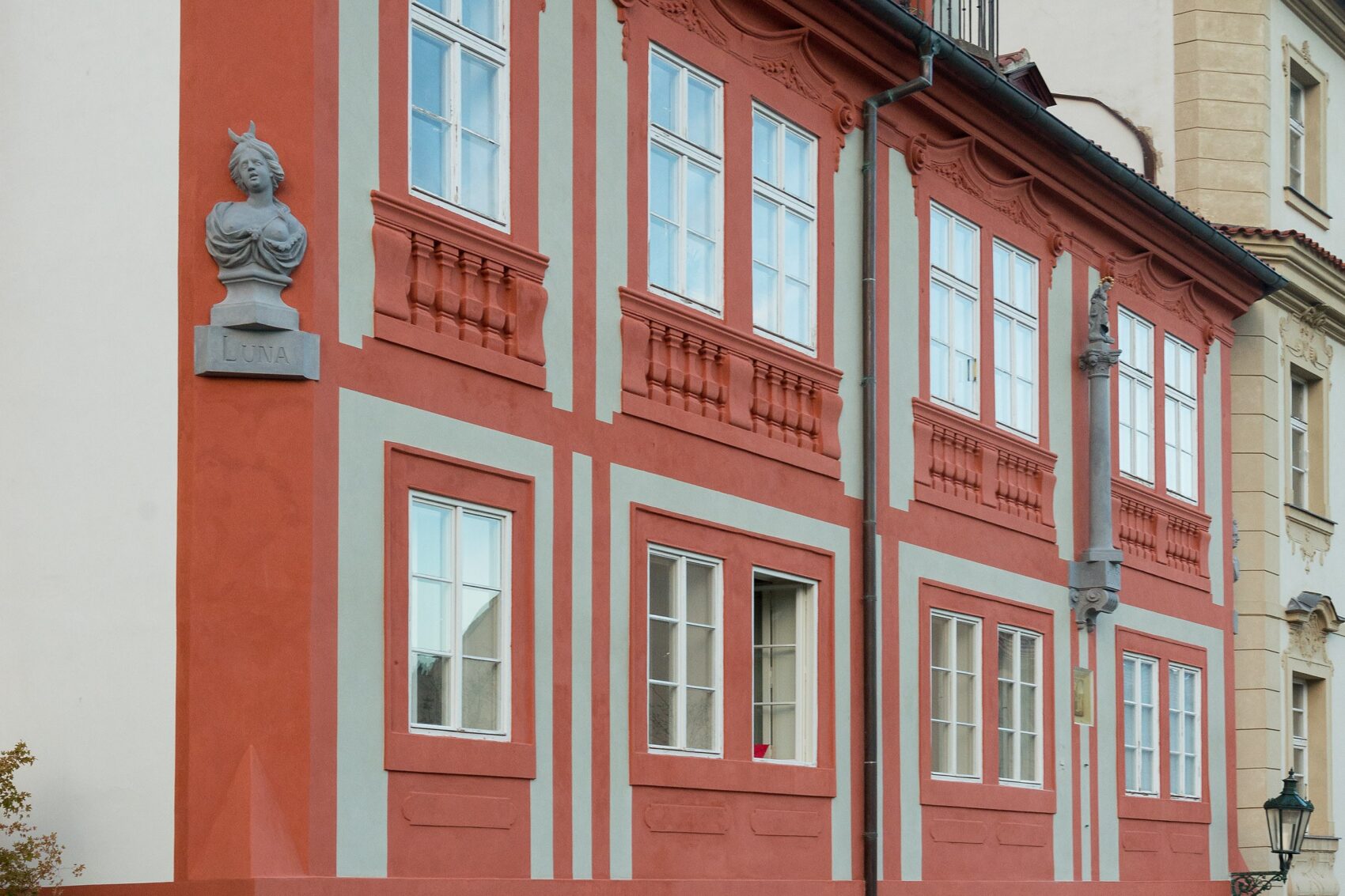červený dům na Hradčanech, kde je Galerie Josefa Sudka