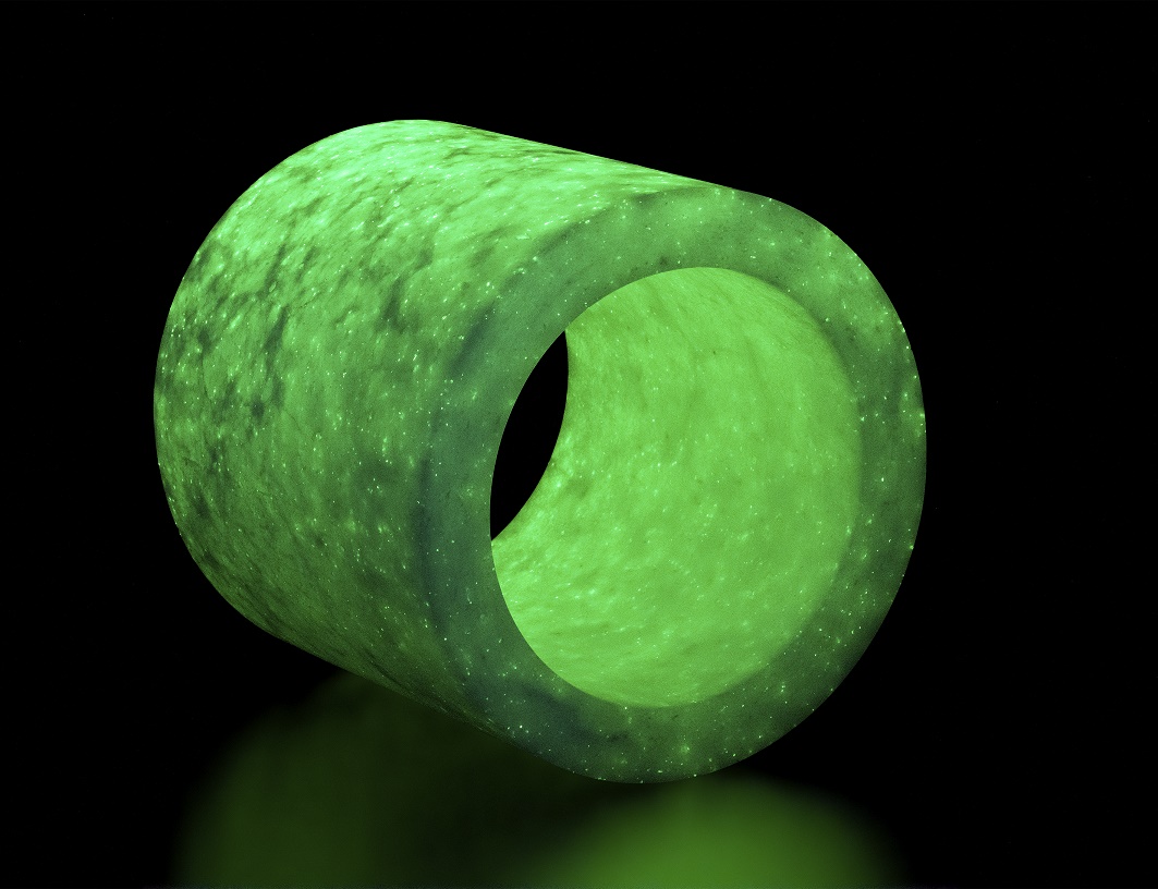 objekt ze zeleného skla ve tvaru skruže