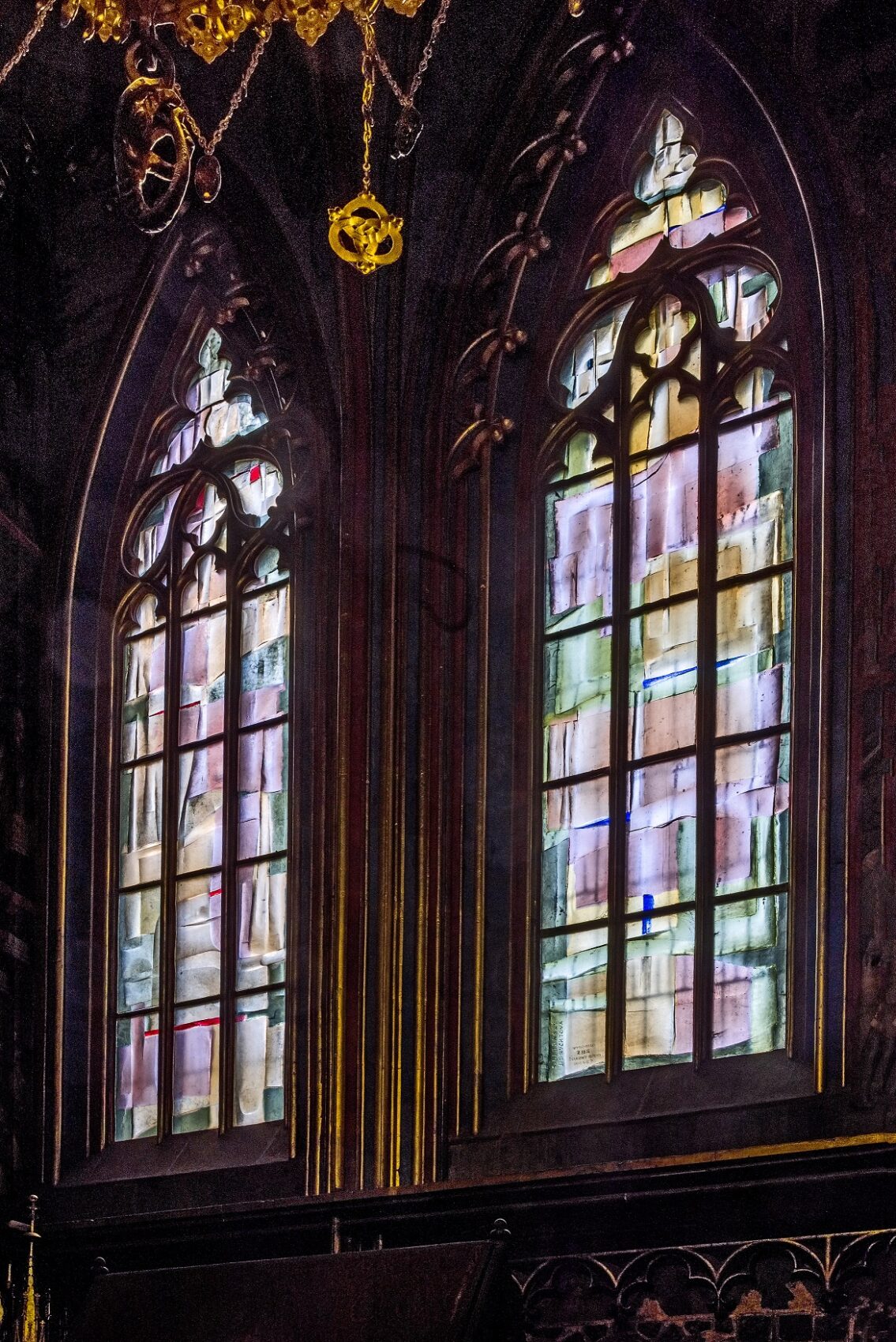 Dvě okna – vitraile v kapli sv. Václava, chrámu sv. Víta, Václava a Vojtěcha na Pražském hradě