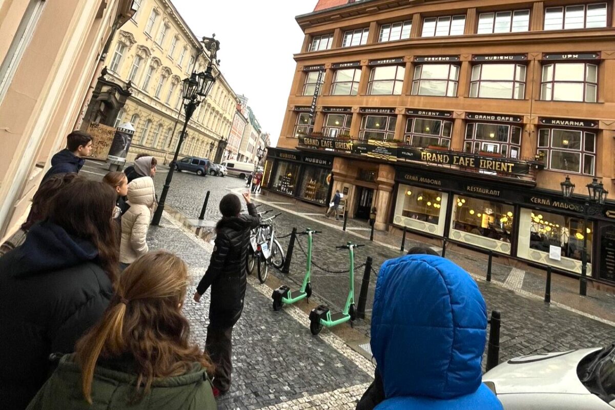 průvodkyně a studenti na procházce