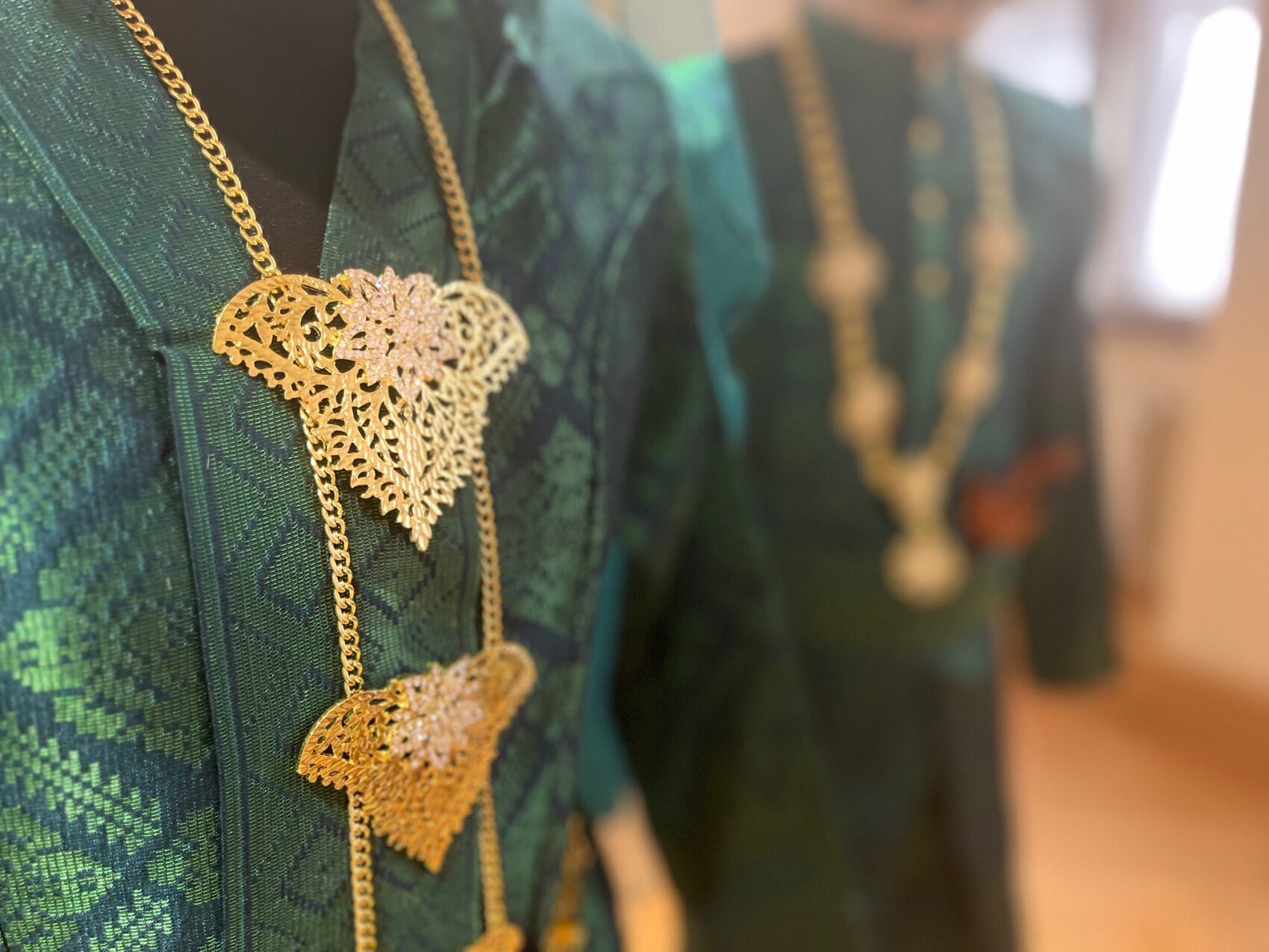 Tradiční asijský oděv se zlatými šperky