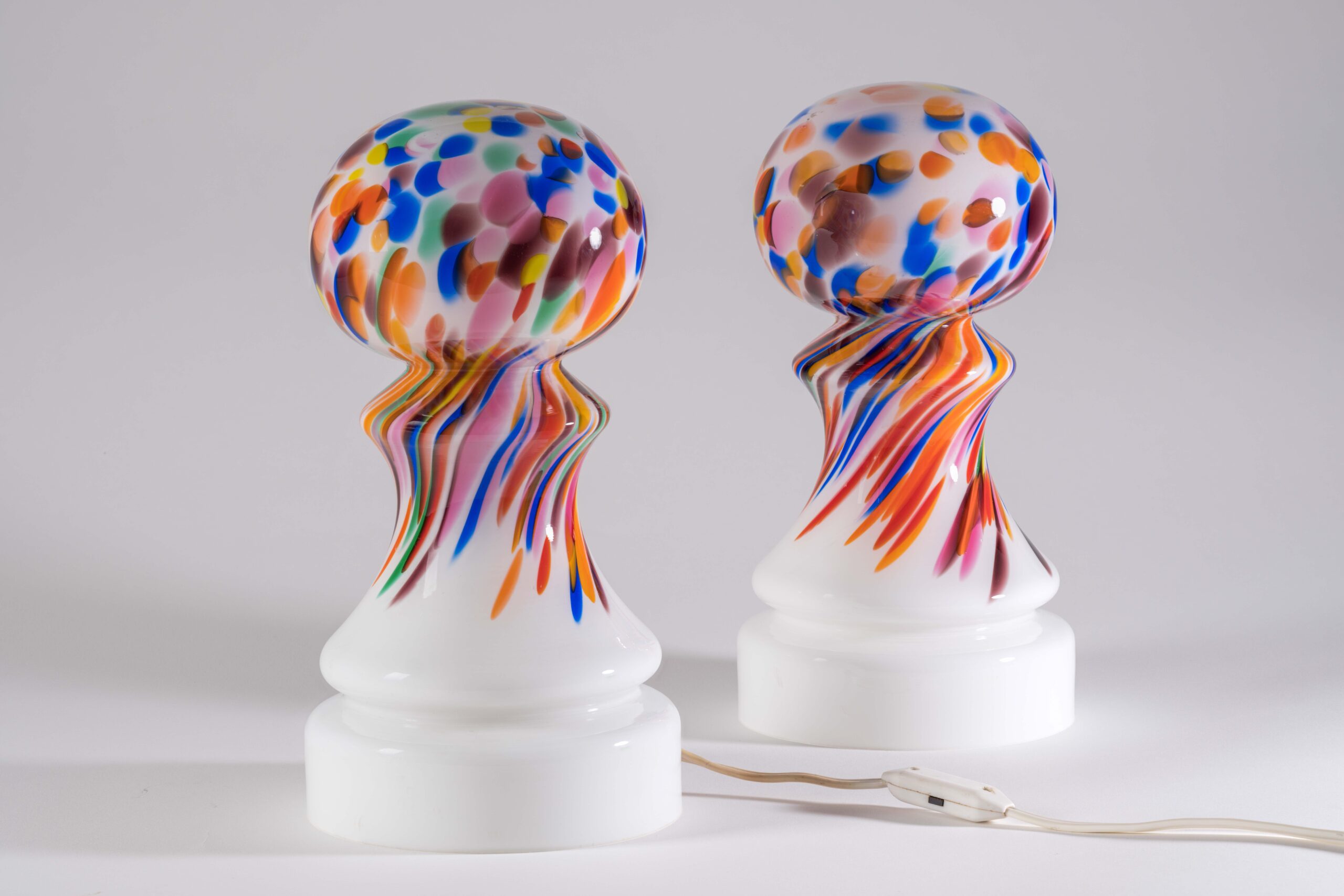 Porcelánové malované lampy ve tvaru kuželek