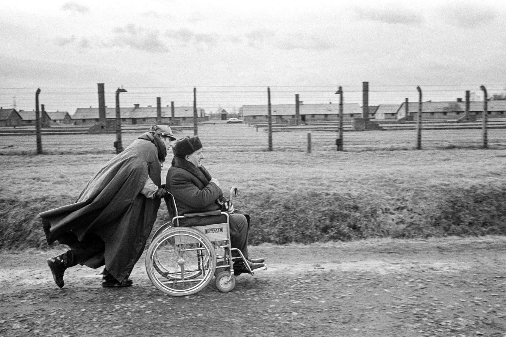 Muž veze ženu na vozíku