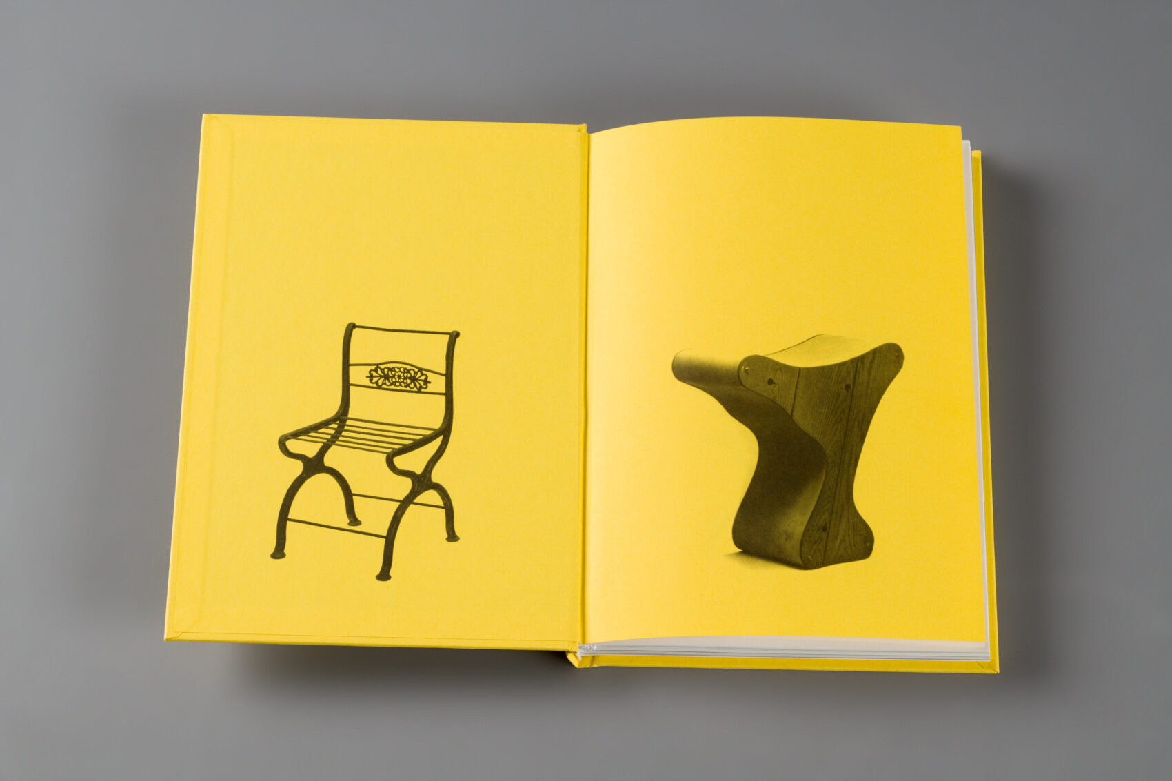 Žlutá předsádka knihy s obrázky sedacího nábytku