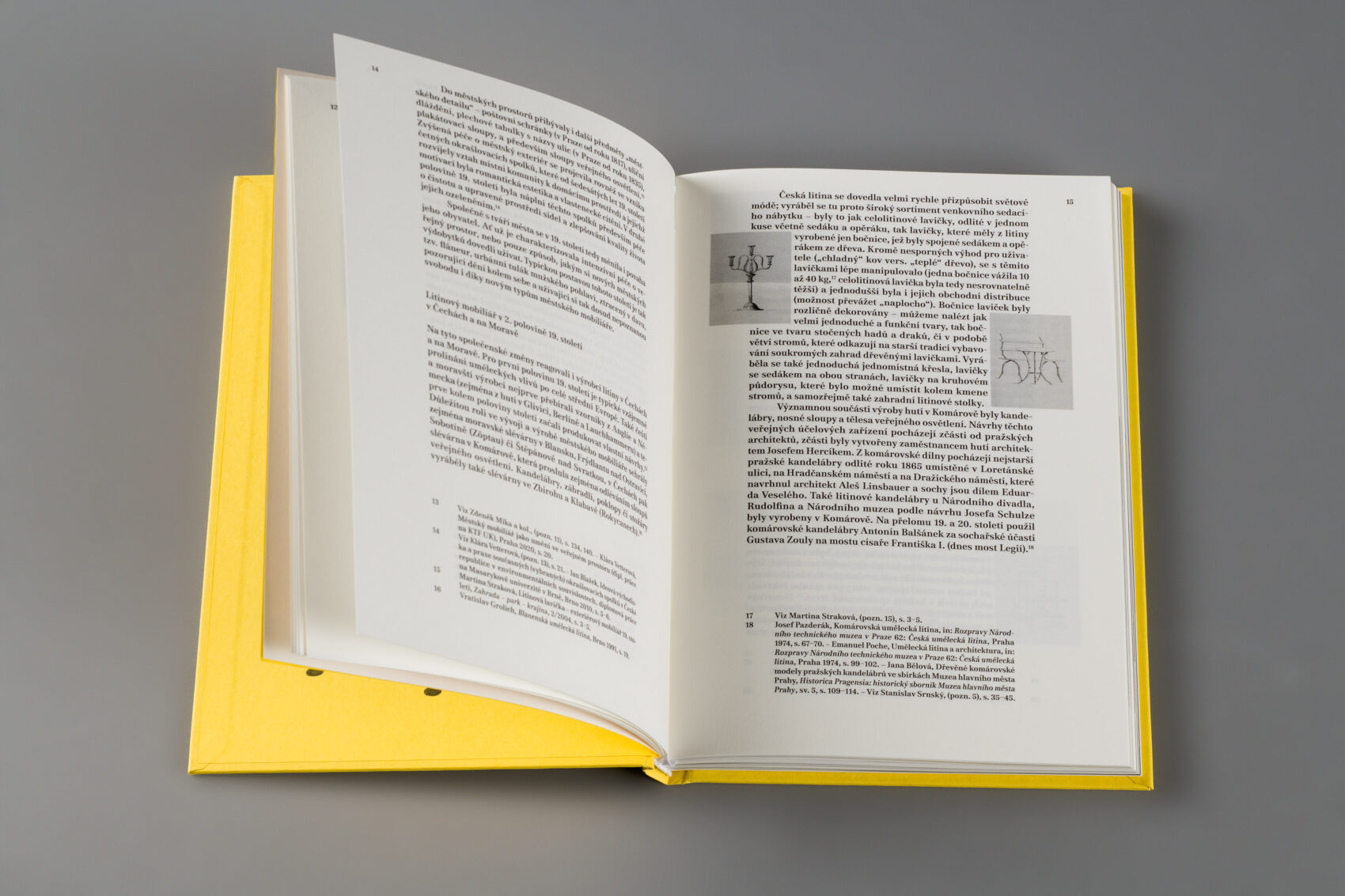 Otevřená kniha s textem a obrázky židlí