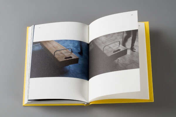 Otevřená kniha s textem a obrázky židlí