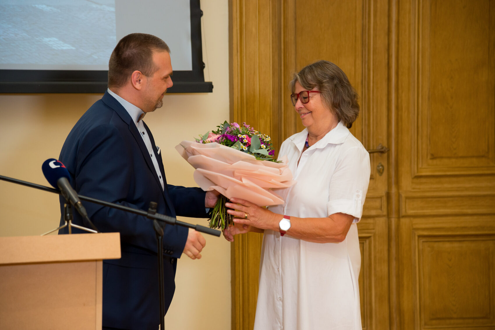 Ministr kultury Martin Baxa dává Heleně Koenigsmarkové kytici