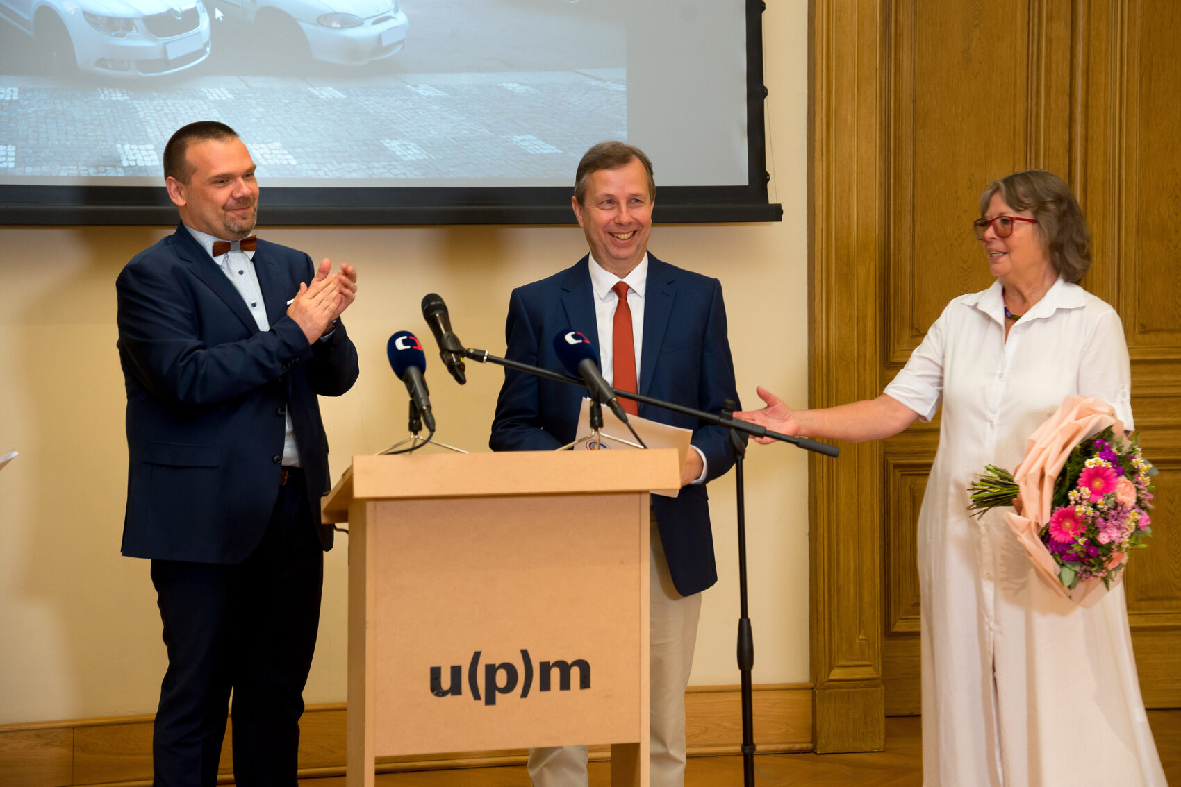 Ministr kultury Martin Baxa, odcházející ředitelka UPM Helena Koenigsmarková a nově jmenovaný ředitel Radim Vondráček stojí vedle sebe
