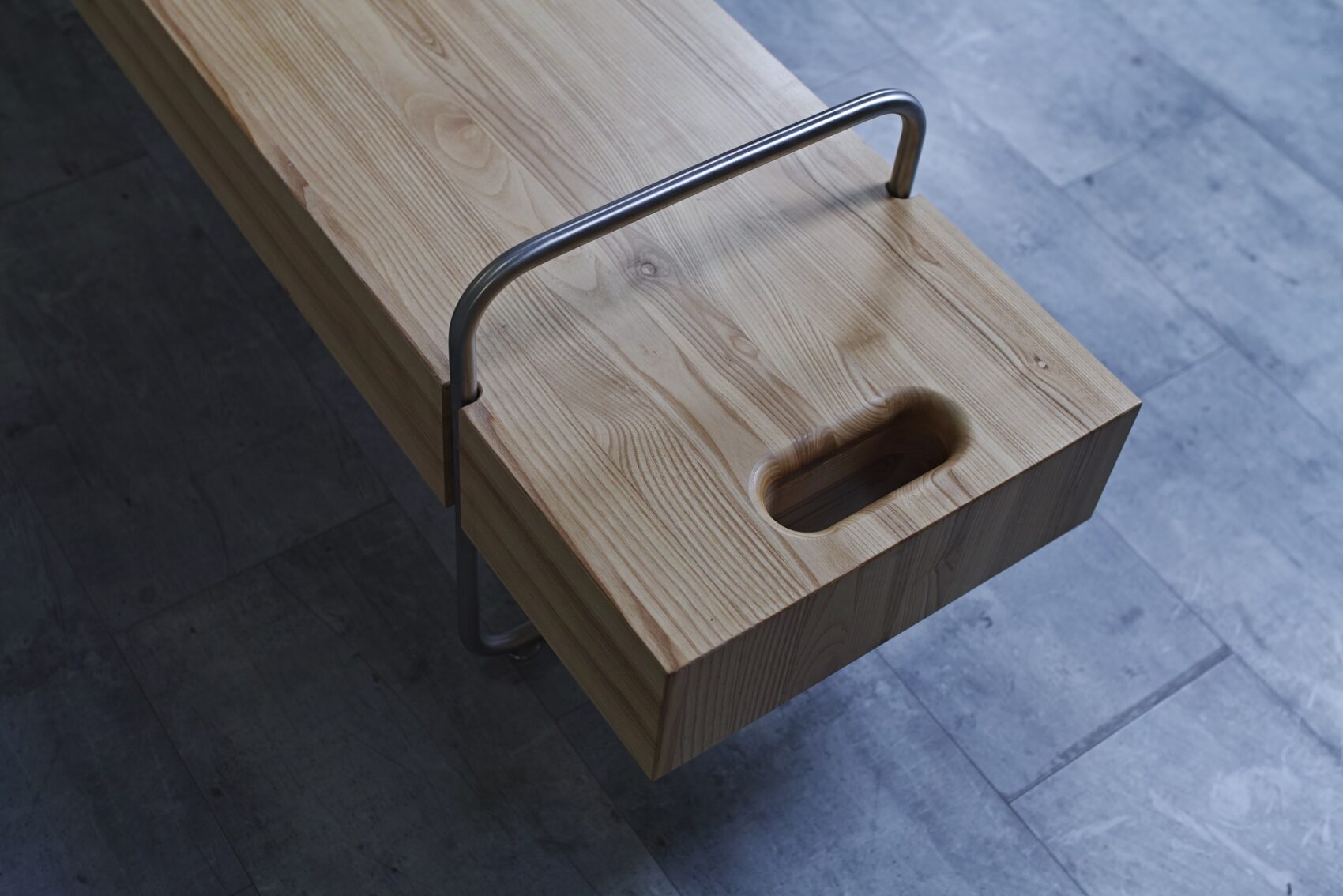 jednoduchá lavička bez opěradla s tabletem - detail madla